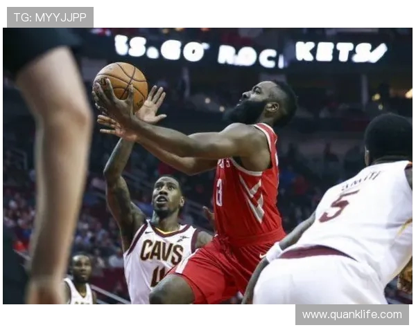 哈登脚踏白灰色Harden10轰下31分4板6助攻引领赛场风暴